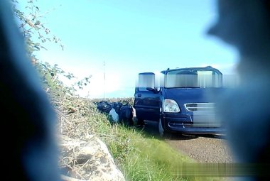 Immortalato dalle fototrappole e multato per aver abbandonato rifiuti in campagna