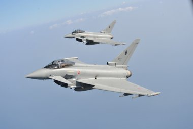 Due caccia F-2000 Eurofighter dell'Aeronautica Militare intercettano un  ATR-42 che aveva interrotto i contatti radio