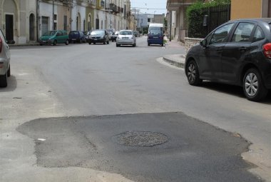 "Pericolo in via degli Eroi, buca non segnalata". Chi controlla i lavori pubblici? Alle ore 13 era già stata sistemata