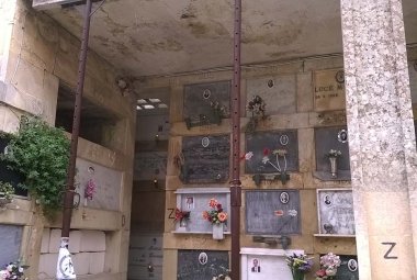 "Sporcizia e degrado nel cimitero di Galatina"