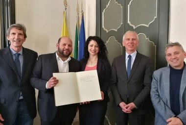 Silvia Protopapa firma il libro d'onore della Provincia di Lecce