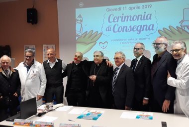 “Cuore e mani aperte verso chi soffre” dona scaldabiberon, sedie per la marsupio terapia e birilubonometro alla Pediatria del Fazzi