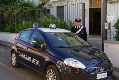Ruba una borsetta in un autolavaggio e viene subito arrestato