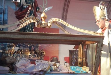 Santa Lucia e Santa Irene lasciano Erchie salutate da monsignor Enzo Pisanello