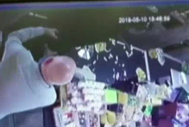 Non paga le consumazioni e fa una rapina nel bar che frequenta