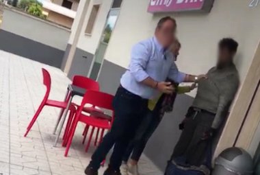 Incastrato sotto il pullman, straniero arriva a Galatina approfittando del rientro dalla gita