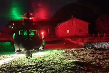Un elicottero dell'Aeronautica Militare recupera un escursionista gravemente ferito sul Monte Falerzio