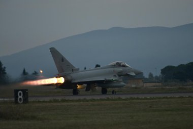 Caccia dell'Aeronautica Militare intercetta aereo civile spagnolo che aveva perso il contatto radio