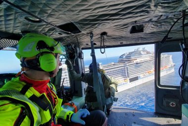 Statunitense in pericolo di vita su una nave da crociera viene trasportata in ospedale da un elicottero dell'Aeronautica Militare 