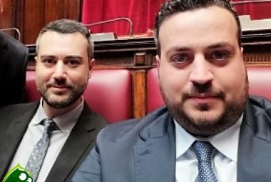 Decisione della maggioranza: "Contrordine compagni, Radio Radicale è da salvare!"