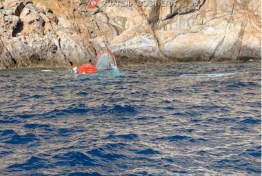 Motopeschereccio incagliato sulla costa est dell’isola di Montecristo, attivato il piano operativo locale antinquinamento