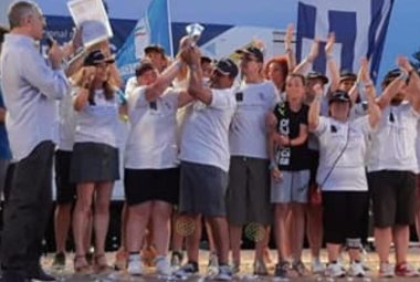 I ragazzi dell’Associazione Barriere al Vento sul podio di Corfù con il Catamarano Maui1  