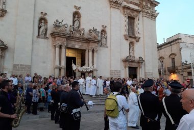 "Rimani su questa piazza"