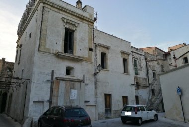 "Una vecchia baldracca scomposta"