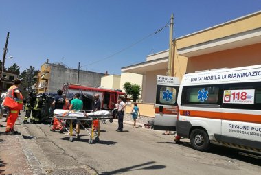 Impatto sull'incrocio, un'auto si ribalta e l'altra finisce contro un palo. Feriti i due conducenti