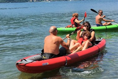 Giuseppe Lazari in canoa sul Lago di Como con i ragazzi diversamente abili