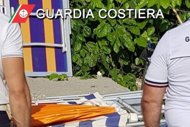 Liberati 300 metri quadrati abusivamente occupati da ombrelloni e sdraio destinati al noleggio
