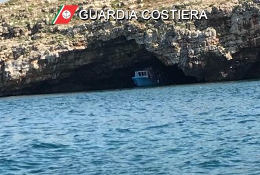 Entrano con le barche in tre grotte di Leuca, denunciati