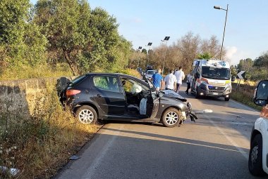 Auto contro un muro sulla Galatina Copertino, ferito ricoverato in codice rosso