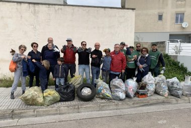 Riappaiono i rifiuti lungo le strade pulite nel corso di "Sporchiamoci le mani"
