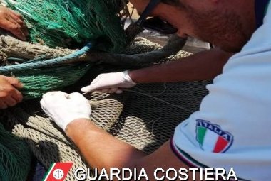 Sequestrate reti a strascico ed un quintale di pesce a bordo di tre pescherecci