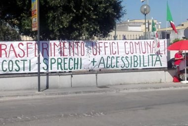 "C'erano più tecnici al lavoro sul retro o dentro l'ex-Tribunale che esponenti del PD sul marciapiede a manifestare"