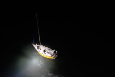 Elicottero dell'Aeronautica recupera velista francese in difficoltà
