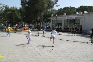 Tennis in 'Villa'? Si può ma per i bambini