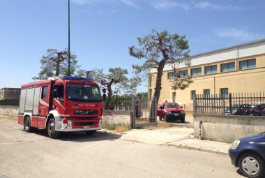 Fiamme sul confine della scuola. Evacuata la 'Giovanni XXIII'