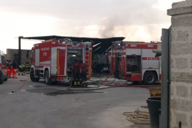 A fuoco due camion, paura a Collemeto