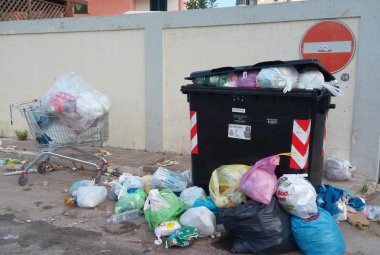 Rifiuti e inciviltà alla Baia Verde