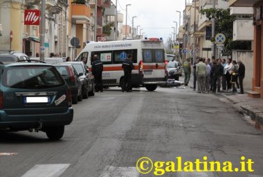 Giovanissimo centauro galatinese finisce con la testa contro una colonna. Il casco gli salva la vita