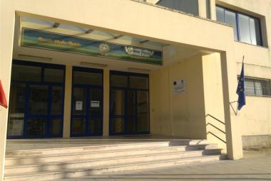 Calci e pugni nell'atrio della Scuola Media 'Giovanni XXIII'