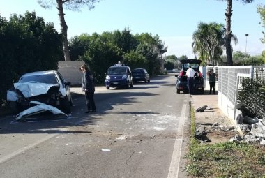 Auto fuori strada a causa della nebbia, madre e figlia trasportate in codice rosso al Fazzi