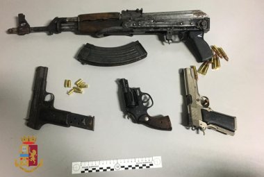 Un kalashnikov e tre pistole rinvenuti sulla Lecce San Cataldo