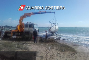 Rimossa la barca a vela arenatasi a Porto Cesareo