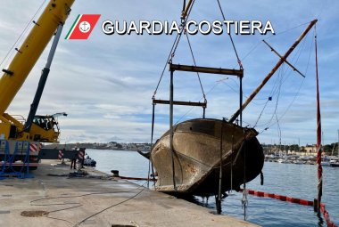Rimossi i relitti nel porto di Leuca