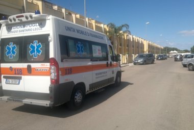 Minaccia di buttarsi di sotto. Pensionato in bilico sul terrazzo di casa, salvato dalle forze dell'ordine