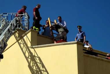 "Grazie, maresciallo!" Dopo aver minacciato il suicidio si arrende al suo salvatore