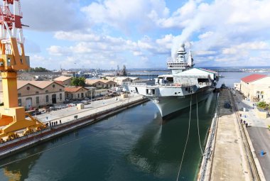 La portaerei Cavour esce dal bacino di carenaggio dell'Arsenale Militare di Taranto