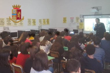 La Polizia di Galatina incontra i ragazzi alla "Giovanni XXIII"