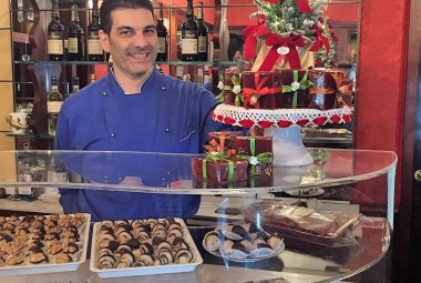 Continua a stupire la pluricentenaria Pasticceria Ascalone "vestita" a Natale con gli incanti di Luis