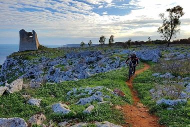 In bicicletta per salvare la Torre del Sasso