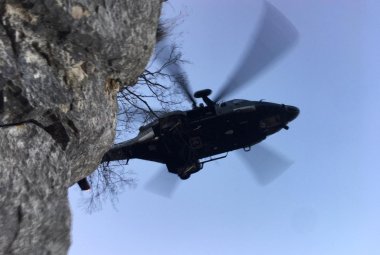 Due escursionisti in difficoltà soccorsi da un elicottero dell'Aeronautica Militare