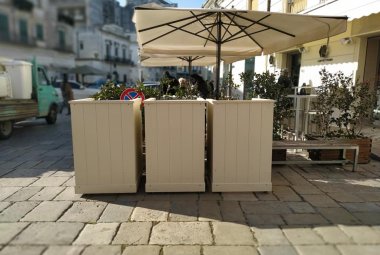 Consegnati i primi copribidoni agli esercizi commerciali del centro antico di Galatina
