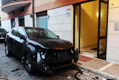 Fatta esplodere bomba carta sotto un'auto, paura all'alba in via delle Rose