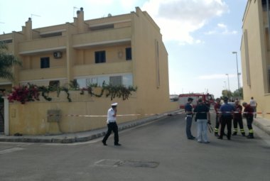 Si era lasciato cadere nel vuoto. È spirato al 'Vito Fazzi' poco dopo mezzogiorno