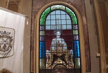 Il Sindaco Marcello Amante ed il Parroco don Lucio Greco pregano con Papa Francesco e poi insieme in Chiesa Madre invocano la protezione del Primo degli Apostoli