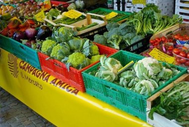 Gli agricoltori di Campagna Amica donano i loro prodotti alla Caritas