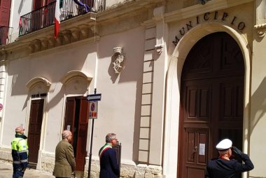 Tutti lì, in quel silenzio